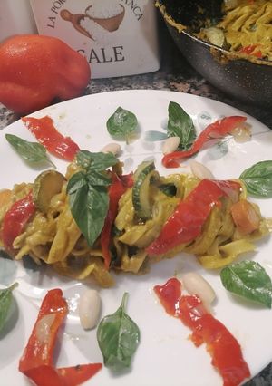 Foto di Tagliatelle al pesto di  basilico, verdure Dell orto, e mandorle