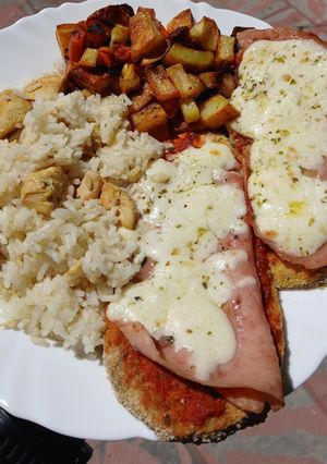 Una foto de Milanesas de berenjenas napolitana con verduras y pollo salteado con arroz