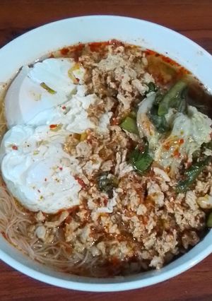 รูปของ เส้นหมีหุ่นต้มยำไก่สับ