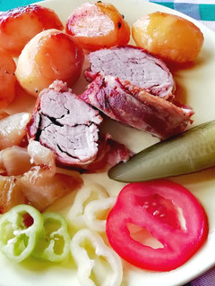 Baconba tekert szűzpecsenye hagyma- és krumpliágyon recept fotója