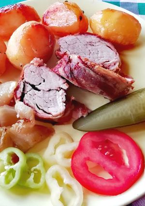 Baconba tekert szűzpecsenye hagyma- és krumpliágyon recept fotója