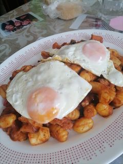 Una foto de Pisto con ñoquis, marisco, verduras y huevo