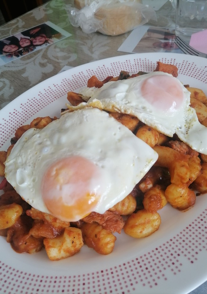 Una foto de Pisto con ñoquis, marisco, verduras y huevo