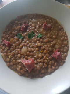 Una foto de 🥄Lentejas estofadas 🍲 con picadillo de jamón 🥓