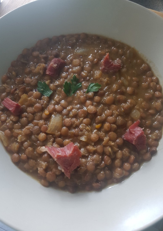 Una foto de 🥄Lentejas estofadas 🍲 con picadillo de jamón 🥓