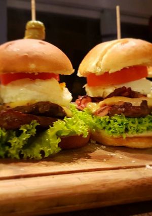 Una foto de Chivitos uruguayos (sandwiche de bife)