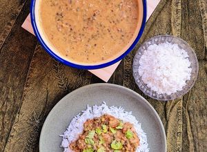 Una foto de Curry de legumbres 🇮🇳 con leche de coco 🥘 sobre arroz basmati 🍚