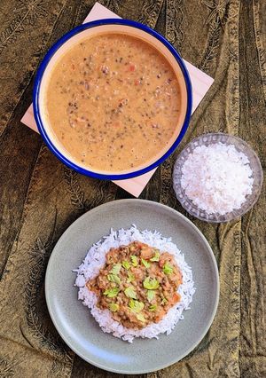 Una foto de Curry de legumbres 🇮🇳 con leche de coco 🥘 sobre arroz basmati 🍚