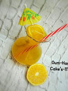 A picture of Fresh Orange juice with lime.