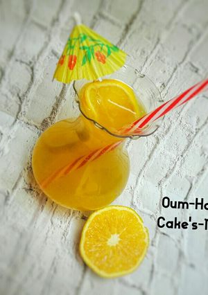 A picture of Fresh Orange juice with lime.