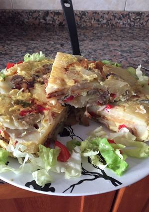Una foto de Tortilla de papas a la española según mi madre (no frita).😊🍷