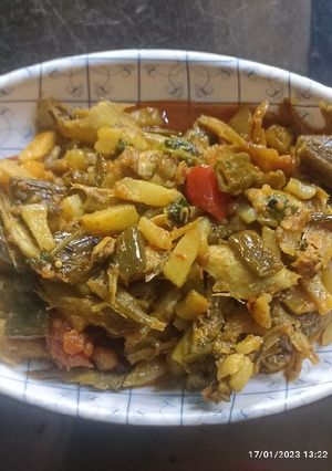 আলু পেঁয়াজকলি দিয়ে মৌরলা মাছের চচ্চড়ি(aloo peyajkali diye mourala chochori recipe in Bengali) রেসিপির প্রধান ছবি
