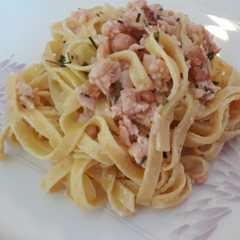 Foto di Tagliatelle con salmone affumicato, robiola e erba cipollina