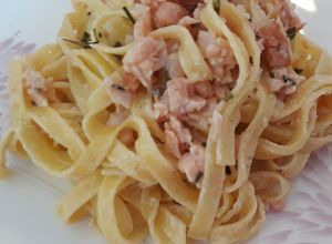Foto di Tagliatelle con salmone affumicato, robiola e erba cipollina