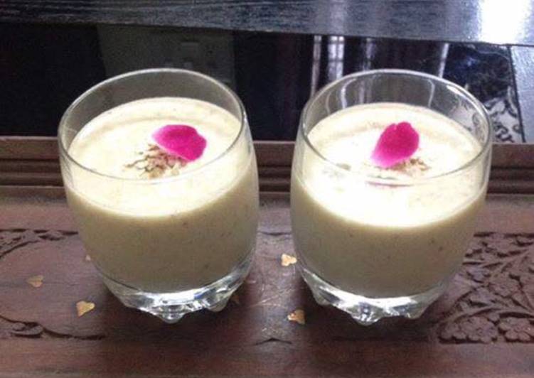 Recipe of Any-night-of-the-week Oats Banana smoothie
