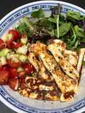Bouddha bowl tomates -oignon-concombre sur son lit de boulgour et halloumi