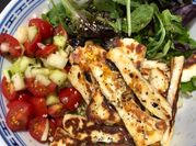 Une photo de salade et halloumi