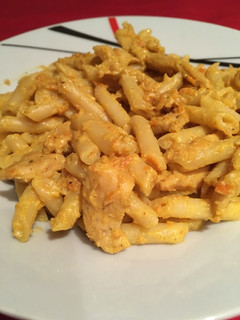 Una foto de Macarrones al curry con pollo