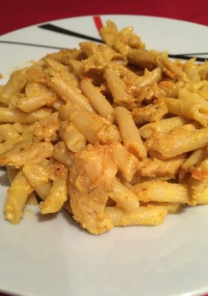 Una foto de Macarrones al curry con pollo