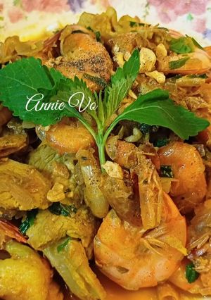 Hình của món Tôm thịt rang nghệ.
