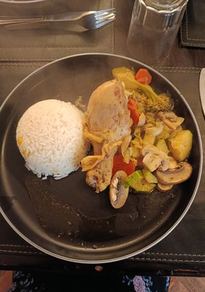Una foto de Pollo al jugo con verduras