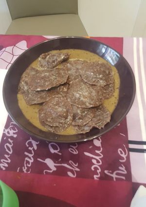Foto di Cappellacci al cioccolato, caprino, ricotta e crema ai porcini
