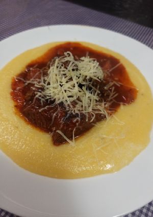 Una foto de Polenta con estofado