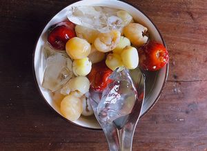 Hình của món Chè hạt sen long nhãn táo đỏ hạt chia (tên quá dài) 😂😂.