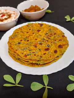 मेथी थेपला (methi thepla recipe in Hindi) रेसिपी मुख्य फोटो