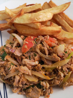 Una foto de Saltado de atún