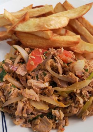 Una foto de Saltado de atún