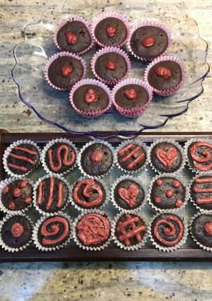 A picture of Mini choco cupcakes with butter frosting.