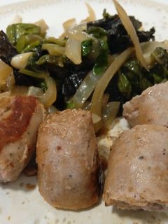 Una foto de Longanizas con acelgas salteadas