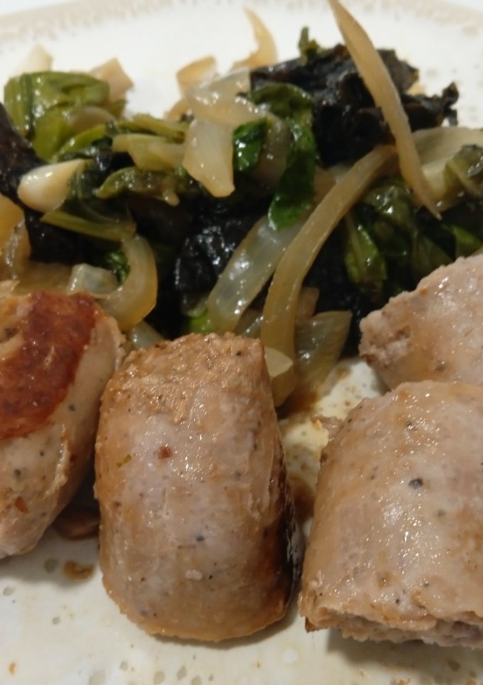 Una foto de Longanizas con acelgas salteadas