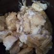 Pollo con queso de cabra y cebolla caramelizada