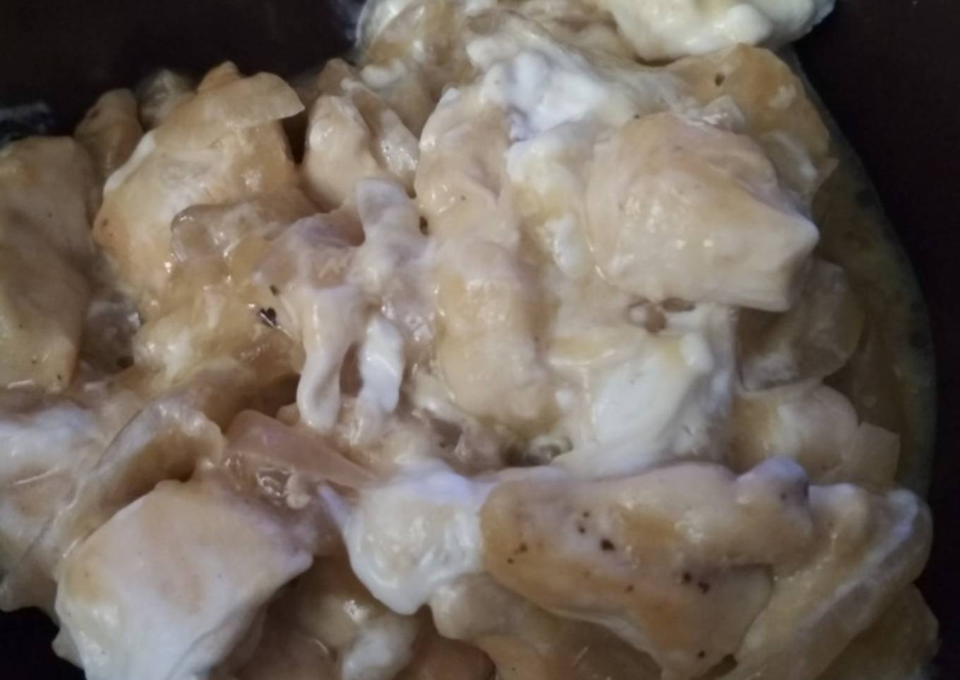 Pollo con queso de cabra y cebolla caramelizada