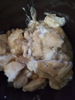 Una foto de Pollo con queso de cabra y cebolla caramelizada