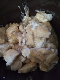 Una foto de Pollo con queso de cabra y cebolla caramelizada