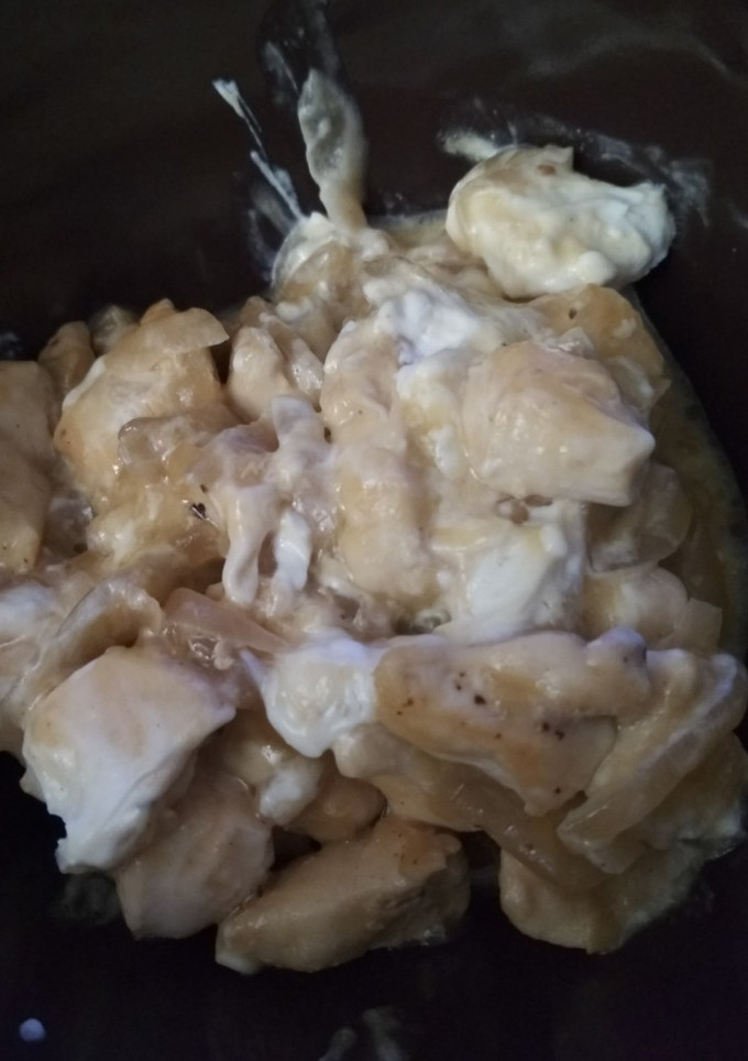 Una foto de Pollo con queso de cabra y cebolla caramelizada