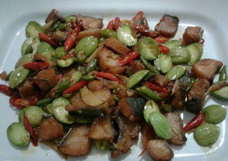 Resep Ikan tengiri asin tumis pete Lezat