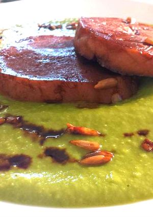 Foto di Seitan su crema di piselli, con aceto balsamico di Modena