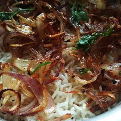 A picture of Golden onion dry fruit rice.