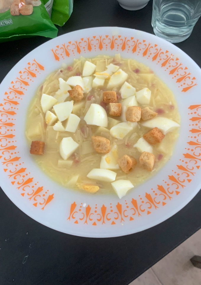 Una foto de Sopa de fideos con jamón y verduras con caldo de pollo Hacendado