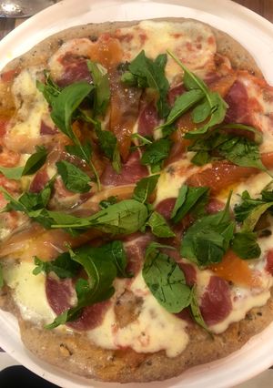 Una foto de Pizza integral con semillas