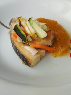 Una foto de Pez espada con verduras crujientes