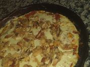 Una foto de pizza con masa de lino