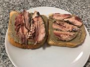 Una foto de tostadas de sardina