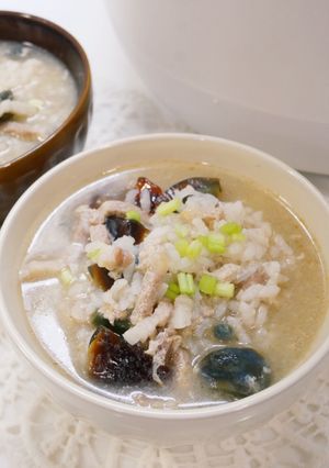 免顧火「皮蛋瘦肉粥」電子鍋煮出綿密口感。 的食譜成品照片