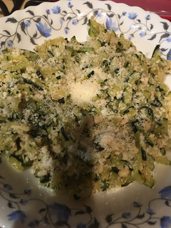 Foto principal de Spaguetis de calabacín con sobras de pollo asado migado con queso parmesano