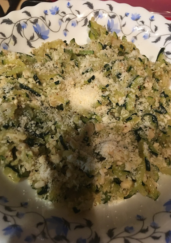 Una foto de Spaguetis de calabacín con sobras de pollo asado migado con queso parmesano